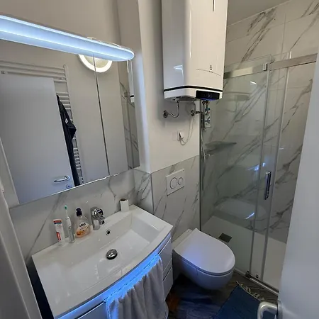 Mit Blick Auf Und Grossem Balkon *