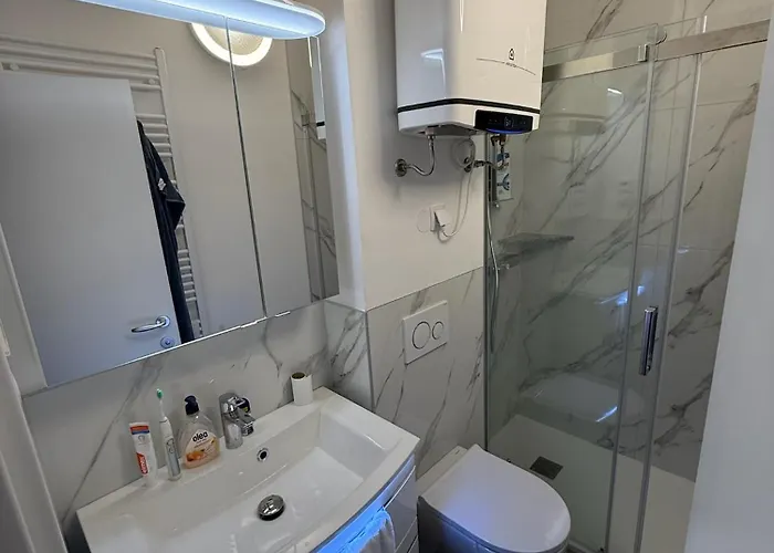 Mit Blick Auf Und Grossem Balkon *